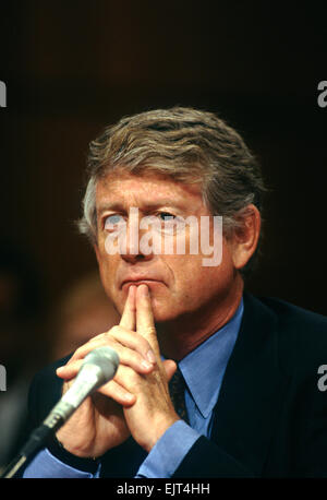 Fernseh-Journalisten Ted Koppel bezeugt im Senate Select Committee on Intelligence 17. Juli 1996 in Washington, DC.  Die Anhörungen untersucht die Central Intelligence Agency-Politik auf die Verwendung von Journalisten als Abdeckung für nachrichtendienstliche Operationen Stockfoto