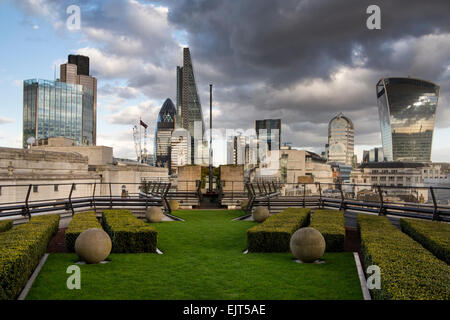 Wolken aufbauen über der Londoner Bankenviertel Stockfoto