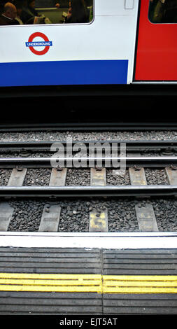 Eine u-Bahnlinie und Plattform mit einem Zug im Hintergrund Stockfoto