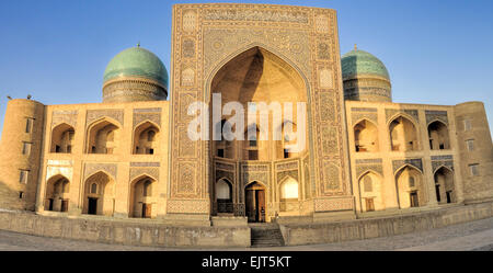 Malerischer Blick auf den Eingang zum Abdulaziz Khan Madrassah (Holz schnitzen Kunstmuseum), Usbekistan Stockfoto