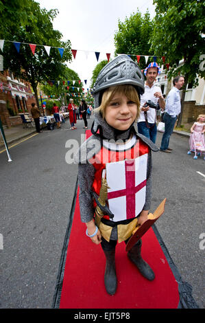 Ein Kind verkleidet als Ritter an Str. Georges Tag Stockfoto