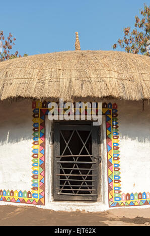 Traditionelle Meghwal Banni Tribal House aus Gujarat, bewahrt in Shilpgram Kunsthandwerk Dorf in der Nähe von Udaipur, Indien Stockfoto