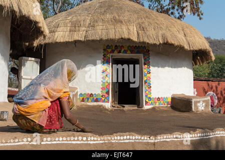 Traditionelle Meghwal Banni Tribal House aus Gujarat, bewahrt in Shilpgram Kunsthandwerk Dorf in der Nähe von Udaipur, Indien Stockfoto