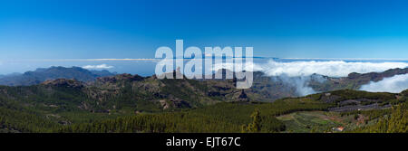 Zentralen Gran Canaria, Blick vom höchsten Punkt der Insel, dem Pico de Las Nieves in Richtung Roque Nublo und Teide auf Teneriffa Stockfoto