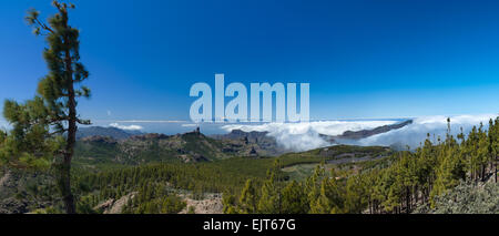 Gran Canaria, Blick vom höchsten Punkt der Insel, dem Pico de Las Nieves in Richtung Roques Nublo und Bentayga und Teide auf Tene Stockfoto