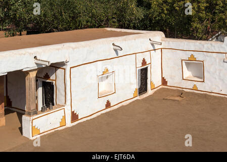 Traditionelles Haus von Sam Dorf in Jaisalmer Wüste konserviert am Shilpgram Dorf in der Nähe von Udaipur, Indien Stockfoto