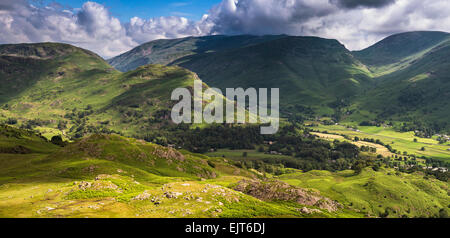 Ruder-Felsen in der Nähe von Grasmere im Lake District mit Sitz Sandale und Fairfield in der Ferne Stockfoto