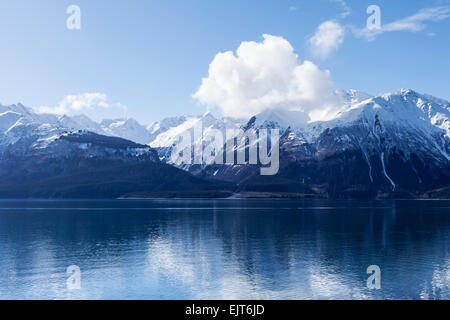 Wolken bilden über die Chilkat Berge spiegelt sich im Wasser der Bucht in der Nähe von Haines, Alaska. Stockfoto