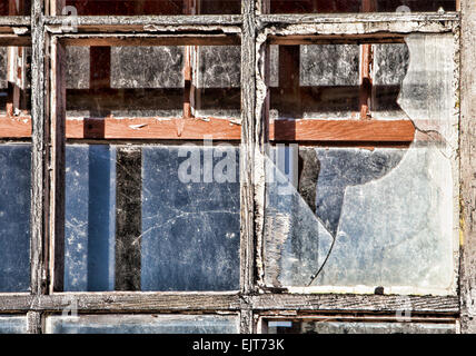 Alte, kaputte Fenster aus einem verlassenen Gebäude bei Tageslicht. Stockfoto