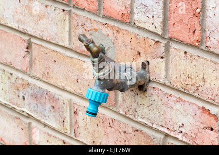 Wasserhahn montiert auf einer Mauer Stockfoto