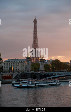 Eiffelturm, Seine-Brücke Pont Alexandre III in Paris, Île-de-France, Frankreich Stockfoto