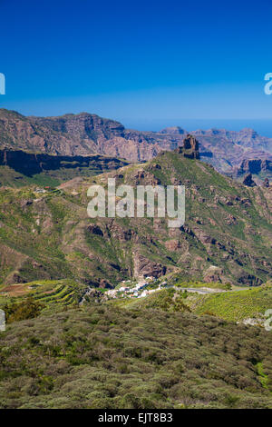 Gran Canaria, Blick vom Cruz de Tejeda zum Roque Bentayga, Tejeda Dorf sichtbar Stockfoto