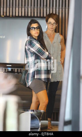 Schwanger Kourtney Kardashian und Scott Disick Shop für Heimtextilien Minotti Los Angeles Showroom Featuring: Kourtney Kardashian wo: Los Angeles, California, Vereinigte Staaten von Amerika als: 26 Sep 2014 Stockfoto