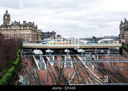 Ein Blick auf die Cluster-Bahn-Linien laufen unter den Brücken und in den Bahnhof in Edinburgh, Schottland. Stockfoto