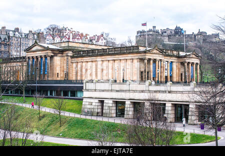 Die Vorderseite der Nationalgalerie von Princes Street Gardens, Edinburgh Castle in der Nähe gesehen. Stockfoto