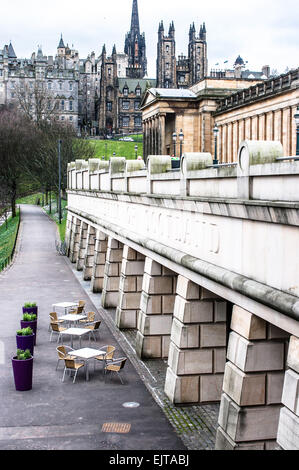 Die alten und neuen Flügel der National Gallery of Scotland gesehen nebeneinander. Stockfoto