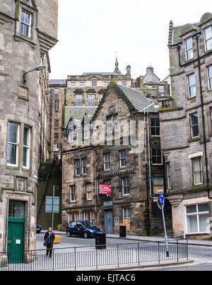 Eine typische Straßenszene in Edinburgh, Schottland, die voll von verwinkelten Gassen und steile Treppen, die Ebenen zu verbinden. Stockfoto