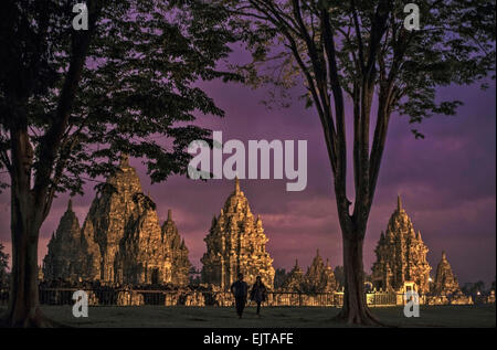 Einen romantischen lila bei Candi Sewu (Tempel der tausend) in Zentral-Java. Einen romantischen Augenblick einzigartig blaue Stunde Stockfoto