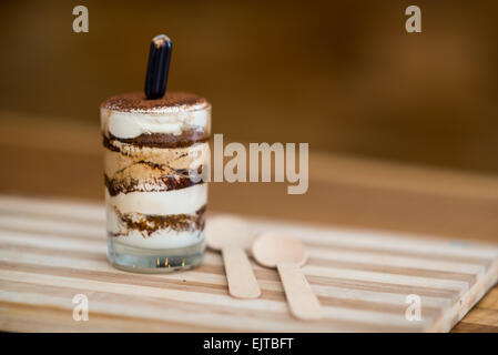 Tiramisu ist ein beliebtes italienischen Dessert mit Kaffee aromatisiert. Stockfoto