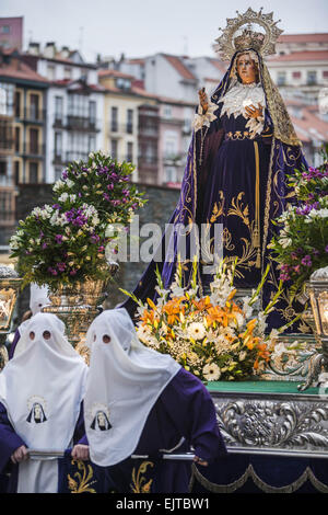 Santander, Kantabrien, Spanien. 31. März 2015. Mit Kapuze Büßer tragen eine große Heilige Marie Figur während der Osterwoche Prozession in der Stadt Santander, Spanien Kredit: Celestino Arce/ZUMA Wire/ZUMAPRESS.com/Alamy Live News Stockfoto