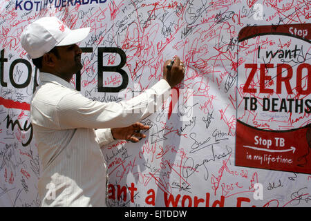 Ein unbekannter Mann die Unterschriftenkampagne für Tuberkulose Bewusstsein in Secunderabad, Ap, Indien am Dienstag Juni Unterzeichnung 05,2012. Stockfoto