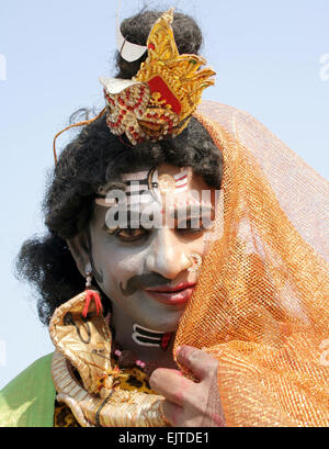 Indisch-hinduistischen posieren als Ardhanarishvara Form des Gottes Shiva und Parvati Frau als Mann und Frau auf April 2,2012 in Hyderabad, Indien. Stockfoto