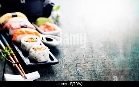 Nahaufnahme von frischem Sushi auf rustikalen Holztisch Stockfoto