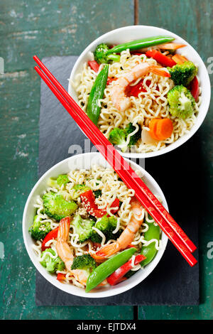 Chinesische Nudeln mit Gemüse und Garnelen. Essen-Hintergrund Stockfoto