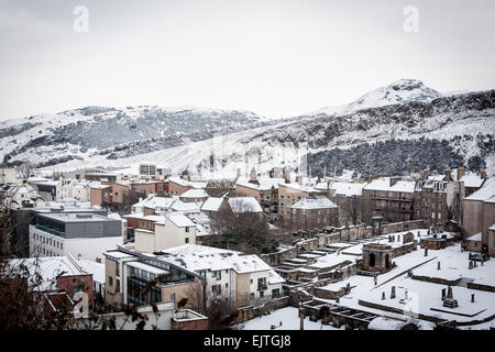 Edinburgh im Winter Serie. Suche von Regent Rd in Richtung Arthur Seat. Stockfoto