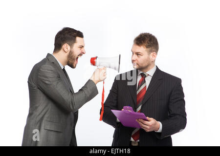 Geschäftsmann schreien durch ein Megaphon an einen Kollegen, der hat ein Klemmbrett in der Hand auf weißem Hintergrund Stockfoto