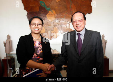 Phnom Penh, Kambodscha. 1. April 2015. Cambodian Foreign Minister Hor Namhong (R) schüttelt Hände mit seinem indonesischen Amtskollegen Retno Marsudi in Phnom Penh, Kambodscha, 1. April 2015. Kambodschanische und Indonesisch Außenminister diskutierten Möglichkeiten, Beziehungen und Zusammenarbeit zwischen den beiden Ländern am Mittwoch weiter verstärkt. © Sovannara/Xinhua/Alamy Live-Nachrichten Stockfoto