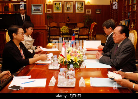 Phnom Penh, Kambodscha. 1. April 2015. Kambodschanischen Außenminister Hor Namhong (1. R) trifft sich mit seinem indonesischen Amtskollegen Retno Marsudi (1. L) in Phnom Penh, Kambodscha, 1. April 2015. Kambodschanische und Indonesisch Außenminister diskutierten Möglichkeiten, Beziehungen und Zusammenarbeit zwischen den beiden Ländern am Mittwoch weiter verstärkt. © Sovannara/Xinhua/Alamy Live-Nachrichten Stockfoto