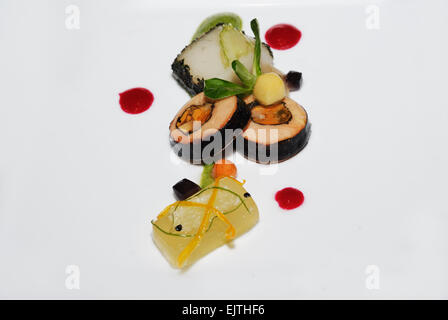 Huhn und Fisch Münzen auf gestaltete Pastete Stockfoto