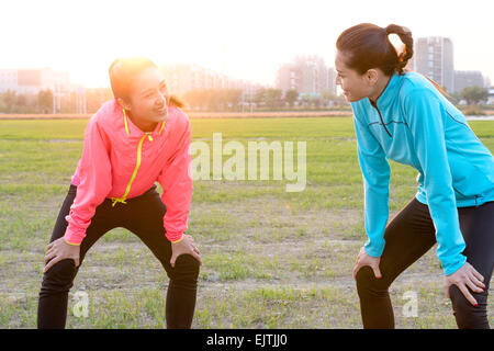 Junge Frauen ruht während des Trainings Stockfoto