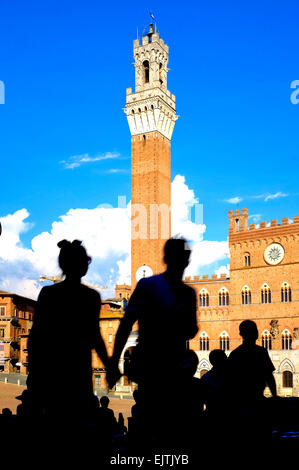 Silhouetten von Touristen vor dem Palazzo Publico und Torre del Mangia, Siena Italien Stockfoto