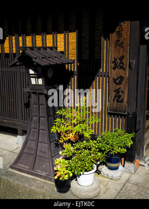 Lampe, Pflanzen und Gebäude aus Holz: Traditionelles Edo Periode in Japan. alte japanische Architektur; traditionelle hölzerne Lampe; Takayama Stockfoto