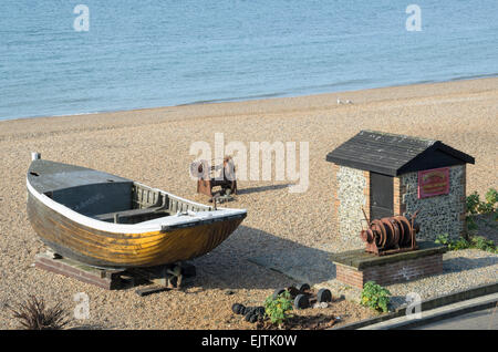 Altes Fischerboot und Hütte am Strand. Stockfoto