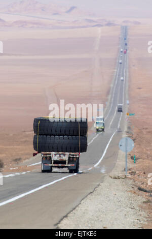 Hitze-Dunst über Route 5 (Ruta 5), Teil des PanAmericano, durch die Atacama-Wüste, Chile. Stockfoto