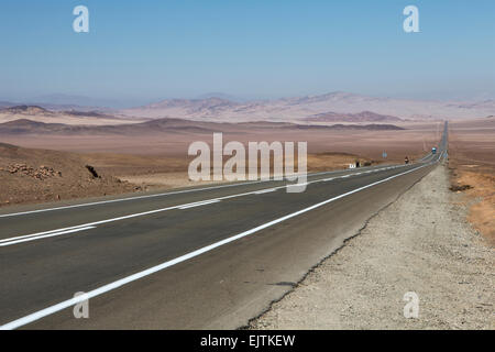 Route 5 (Ruta 5), Teil des PanAmericano, durch die Atacama-Wüste, Chile. Stockfoto
