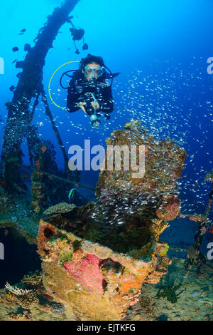 Schiffbruch erleiden Sie Schiffbruch Kudhi Maa, MV Kudhi Maa Malediven und Scuba Diver, Mahchafushi, Malediven, Indischer Ozean Stockfoto