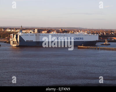 Newcastle Upon Tyne, Mittwoch! St April 2015, Großbritannien Wetter: die Eingabe des Flusses Tyne aus Rotterdam in Holland auf einem klaren sonnigen April Morning 56816 Tonne '' Hoegh Trader'' Autoliner. Bildnachweis: James Walsh/Alamy Live-Nachrichten Stockfoto