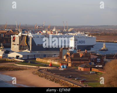 Newcastle Upon Tyne, Mittwoch! St April 2015, Großbritannien Wetter: Eingabe des Flusses Tyne aus Rotterdam in Holland auf einem klaren sonnigen April Morning 56816 '' Hoegh Trader''-Autoliner. Bildnachweis: James Walsh/Alamy Live-Nachrichten Stockfoto