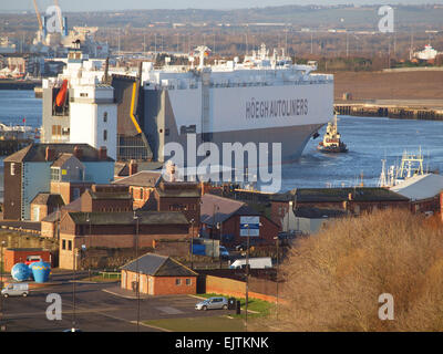 Newcastle Upon Tyne, Mittwoch! St April 2015, Großbritannien Wetter: die Eingabe des Flusses Tyne aus Rotterdam in Holland auf einem klaren sonnigen April Morning 56816 Tonne '' Hoegh Trader'' Autoliner. Bildnachweis: James Walsh/Alamy Live-Nachrichten Stockfoto