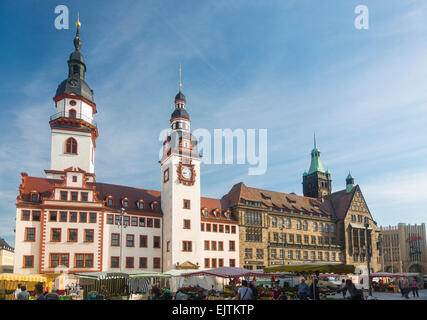 Alte und neue Rathaus, Turm des Rathauses, Markt Stände, Chemnitz, Sachsen, Deutschland Stockfoto