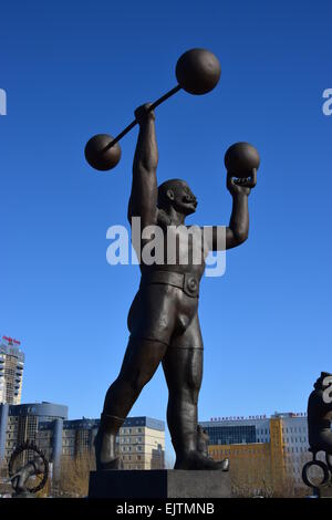 Skulptur mit einem Zirkus-Mann mit schweren Gewichten - in Astana, Kasachstan Stockfoto