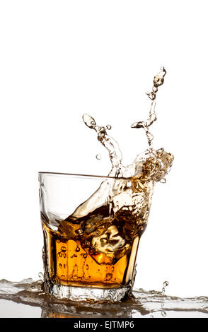 Isolierte Schuss Whisky mit Schuss auf weiß Stockfoto