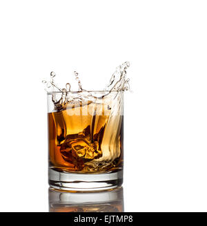 Isolierte Schuss Whisky mit Schuss auf weiß Stockfoto