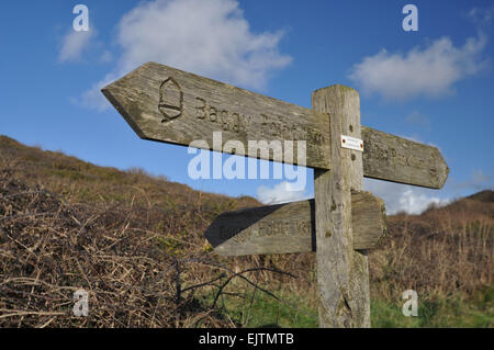 Wegweiser auf dem Fußweg der Südwestküste in der Nähe von Baggy Punkt Landzunge, Lügner, North Devon, England Stockfoto