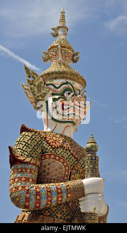 Diese Statue ist eine Wache außerhalb der Chedi im Grand Palace. Als die letzte Ruhestätte des Smaragd-Buddha erbaut. Stockfoto