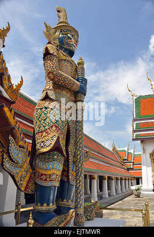 Diese Statue ist eine Wache außerhalb der Chedi im Grand Palace. Als die letzte Ruhestätte des Smaragd-Buddha erbaut. Stockfoto